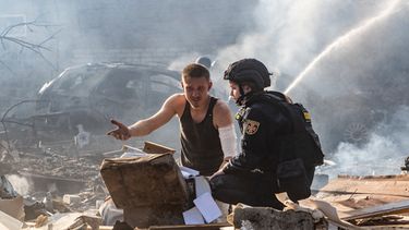 Un hombre herido reúne sus pertenencias delante de su casa destruida en un ataque ruso en Járkiv, Ucrania, el domingo 11 de octubre de 2026. (AP Foto/Andrii Marienko)