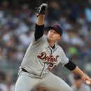 Tarik Skubal (29), de los Tigres de Detroit, lanza durante la tercera entrada de un partido de béisbol contra los Yankees de Nueva York, el martes 30 de junio de 2026, en Nueva York. (Foto AP/Heather Khalifa)