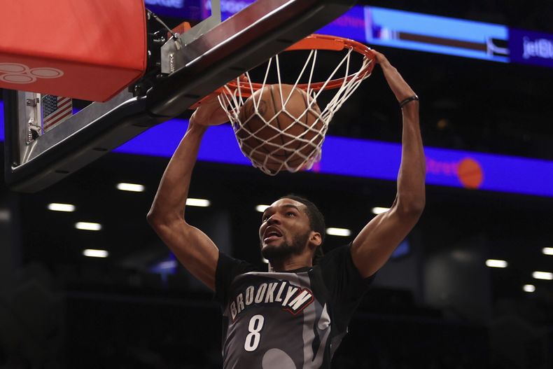 Ziaire Williams de los Nets de Brooklyn clava el balón en el encuentro ante los Hornets de Charlotte el lunes 10 de febrero del 2025. (AP Foto/Pamela Smith)