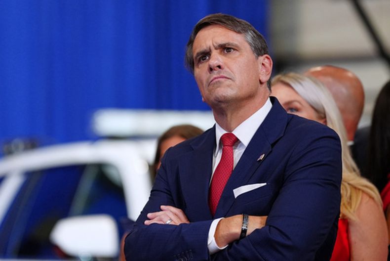 El secretario de Justicia de EEUU, Todd Blanche, escucha al presidente Donald Trump en el Centro David Mack para la Formación y la Inteligencia, el viernes 14 de agosto de 2026, en Garden City, Nueva York. (Foto AP/Julia Demaree Nikhinson)