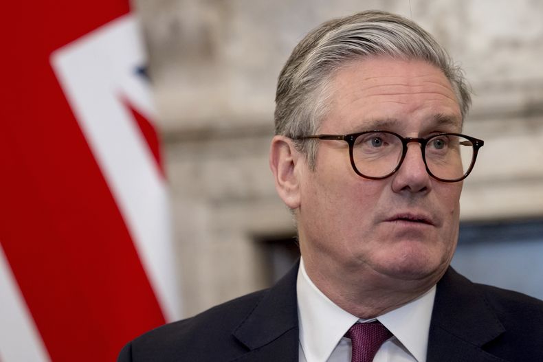 El primer ministro británico, Keir Starmer, celebra una mesa redonda en sus oficinas en el número 10 de Downing Street en Londres, el lunes 31 de marzo de 2025. (Jack Taylor/Pool Photo vía AP)