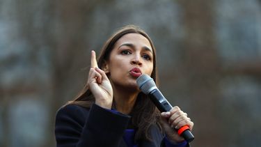 Más fogueada, Ocasio-Cortez defiende su gestión en las urnas