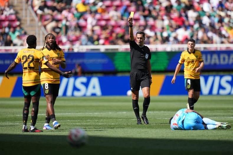 El árbitro Facundo Tello amonesta al jamaicano Ronaldo Webster (22) durante el repechaje de la Copa Mundial contra la República Democrática del Congo, el martes 31 de marzo de 2026 en Guadalajara, México. (AP Foto/Eduardo Verdugo)