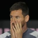 El argentino Lionel Messi, del Inter Miami, se sienta en la banca antes de ujn partido ante Cincinnati, el sábado 7 de octubre de 2023, en Fort Lauderdale, Florida, EE.UU.(AP Foto/Rebecca Blackwell)