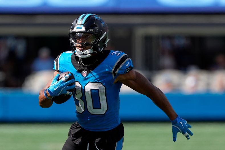 El corredor de los Panthers de Carolina, Chuba Hubbard, corre contra los Falcons de Atlanta durante la segunda mitad de un juego de fútbol americano de la NFL, el domingo 21 de septiembre de 2025, en Charlotte, Carolina del Norte. (AP Photo/Jacob Kupferman)