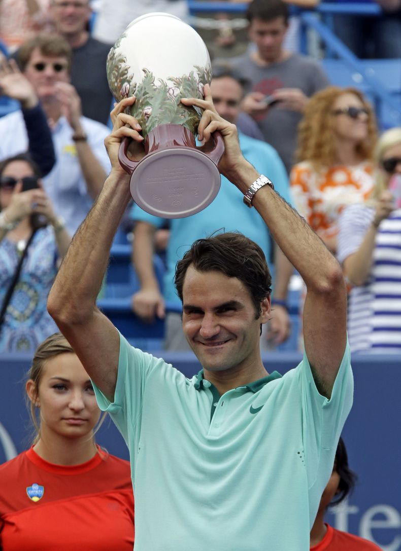 El suizo Roger Federer levanta el trofeo de campe&oacute;n del Masters de Cincinnati el domingo, 17 de agosto de 2014, en Mason, Ohio. (AP Photo/Al Behrman)