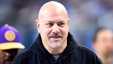 ARCHIVO - Mike Pettine, head coach asistente y coach de linebackers externos de los Vikings de Minnesota, observa previo al partido de la NFL en contra de los Lions de Detroit, el 7 de enero de 2024, en Detroit. (AP Foto/Paul Sancya, Archivo)