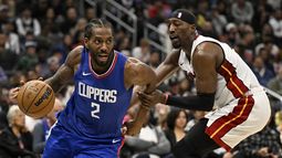 Kawhi Leonard (2) de los Clippers de Los Ángeles supera a Bam Adebayo del Heat de Miami durante un partido entre ambos equipos, el lunes 1 de enero de 2024, en Los Ángeles. (AP Foto/Alex Gallardo)