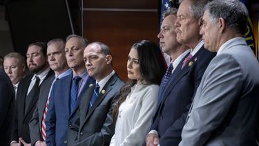 Miembros del conservador Caucus de la Libertad de la Cámara de Representantes de Estados Unidos, ofrecen una conferencia de prensa acerca del paquete de gasto incluido en el presupuesto, en el Capitolio, Washington, el 22 de marzo de 2024. (AP Foto/J. Scott Applewhite)
