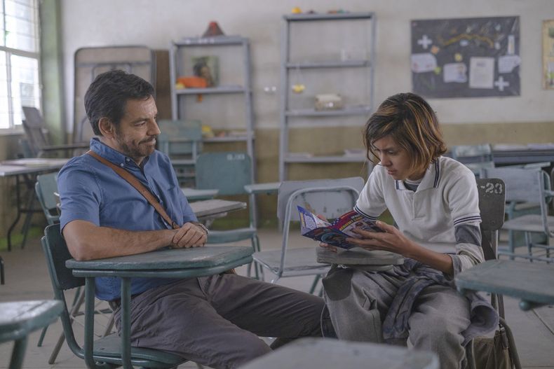 En esta imagen proporcionda por Participant/Pantelion Films, Eugenio Derbez, izquierda, y Danilo Guardiola en una escena de Radical. (Participant/Pantelion vía AP)