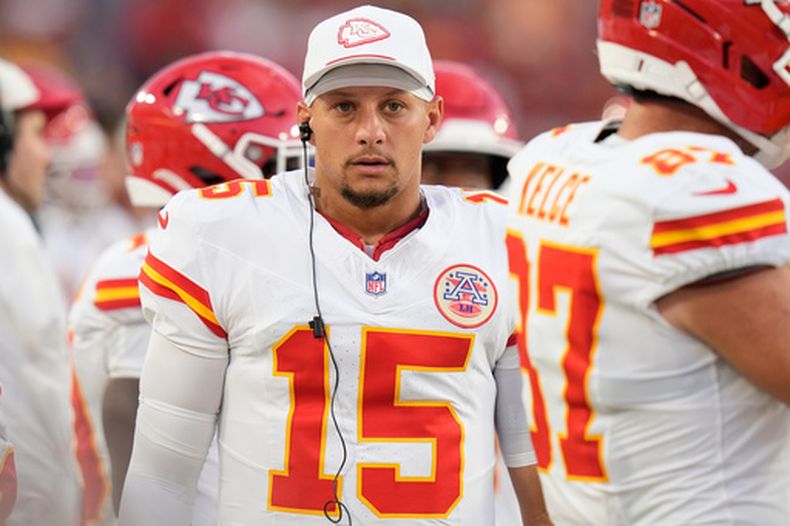 El quarterback Patrick Mahomes (15) de los Chiefs de Kansas City durante el partido contra los Buccaneers de Tampa Bay en la pretemporada de la NFL, el sábado 22 de agosto de 2026, en Tampa, Florida. (AP Fhoto/Chris OMeara)