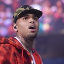ARCHIVO – En esta imagen de archive del 7 de junio 2015, Chris Brown actúa en el evento 2015 Hot 97 Summer Jam en el estadio MetLife, en East Rutherford, Nueva Jersey. (Foto de Scott Roth/Invision/AP, Archivo)
