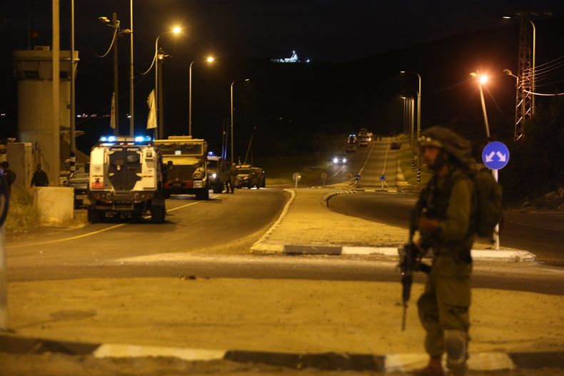 Un soldado israel&iacute; hace guardia cerca del lugar de un tiroteo en el puesto de control Tarqumiya cerca de la ciudad cisjordana de Hebr&oacute;n el lunes, 14 de abril del 2014. (Foto AP/Gil Yohanan)