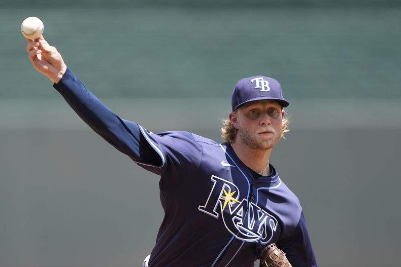 El lanzador abridor de los Rays de Tampa Bay, Shane Baz, lanza durante la primera entrada de un partido de béisbol contra los Reales de Kansas City, el jueves 26 de junio de 2025, en Kansas City, Misuri. (AP Photo/Charlie Riedel)