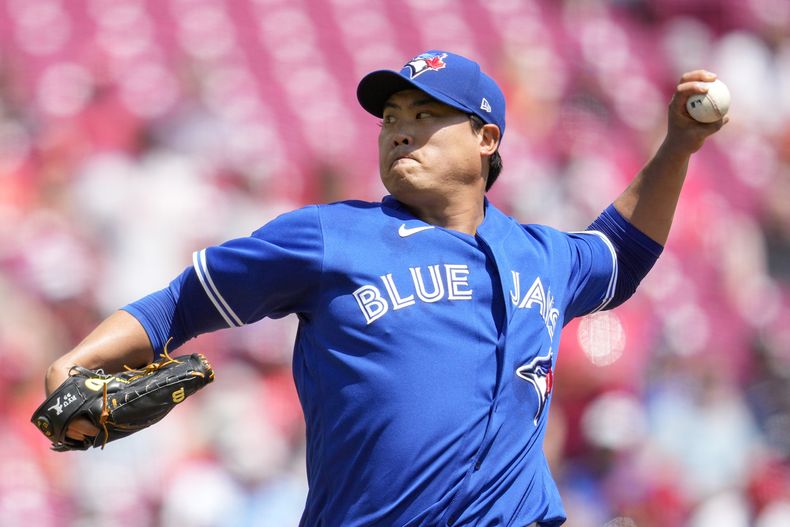 Hyun Jin Ryu, lanzador abridor de los Azulejos de Toronto, lanza en contra de los Rojos de Cincinnati durante la primera entrada del juego de béisbol del domingo 20 de agosto de 2023. (AP Foto/Jeff Dean)