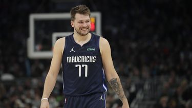 Doncic guía a Mavericks a vencer 118-112 a Bucks