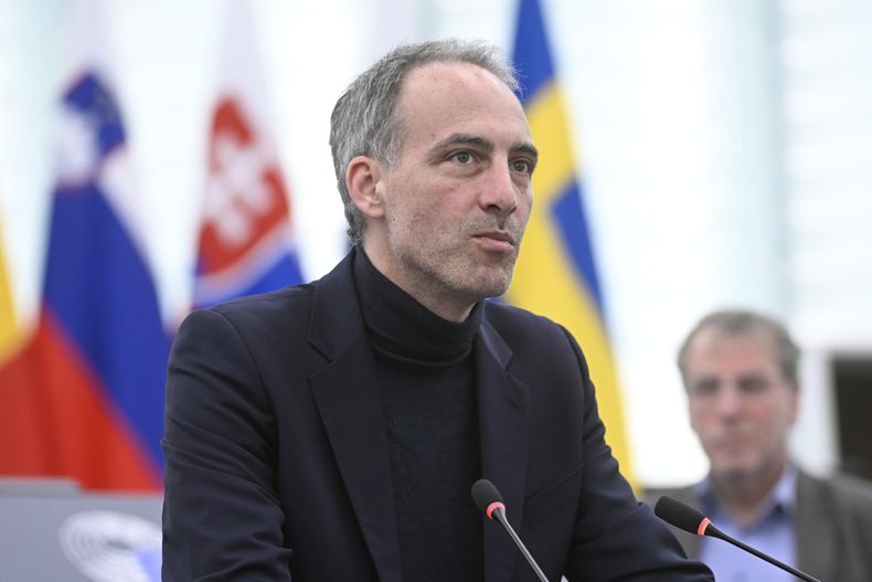 ARCHIVO - Raphael Glucksmann en el Parlamento Europeo el martes 11 de marzo de 2025 en Estrasburgo, Francia. (AP Foto/Pascal Bastien, Archivo)