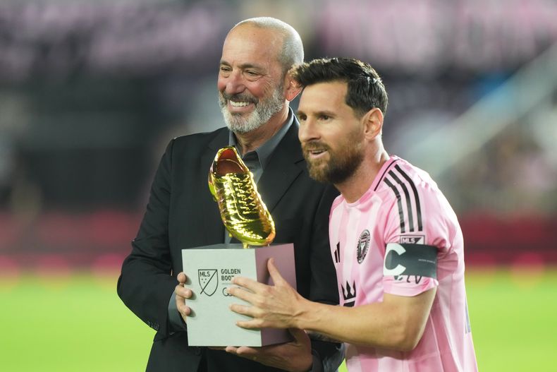 El comisionado de la MLS Don Garber entrega el Botín de Oro a Lionel Messi, el delantero argentino de Inter Miami, como máximo anotador de la liga, el viernes 24 de octubre de 2025, en Fort Lauderdale, Florida. (AP Foto/Marta Lavandier)