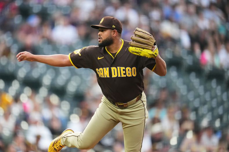 El lanzador abridor de los Padres de San Diego, Randy Vásquez, trabaja contra los Rockies de Colorado en la primera entrada de un partido de béisbol el martes 21 de abril de 2026, en Denver. (AP Foto/David Zalubowski)