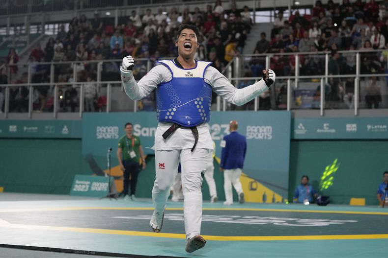 El mexicano Carlos Sansores celebra tras vencer al estadounidense Daniel Healy para llevarse la medalla de oro en la división +80kg del taekwondo de los Juegos Panamericanos en Santiago, Chile, el lunes 23 de octubre de 2023. (AP Foto/Eduardo Verdugo)