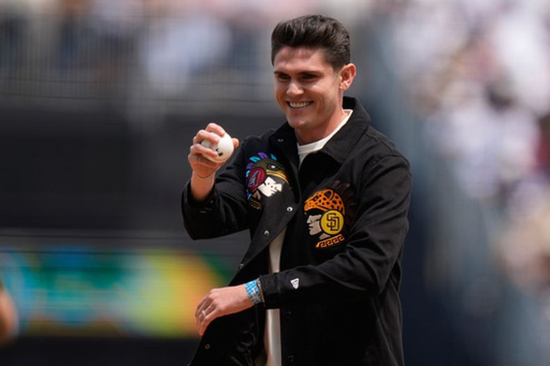 Israel Reyes, zaguero de la selección mexicana, lanza la primera pelota de un partido entre los Padres de San Diego y los Diamondbacks de Arizona en Ciudad de México el domingo 26 de abril del 2026. (AP Foto/Fernando Llano)