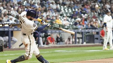 Owen Miller, de los Cerveceros de Milwaukee, batea un jonrón de dos carreras en el octavo episodio del juego del martes 23 de mayo de 2023, ante los Astros de Houston (AP Foto/Morry Gash)