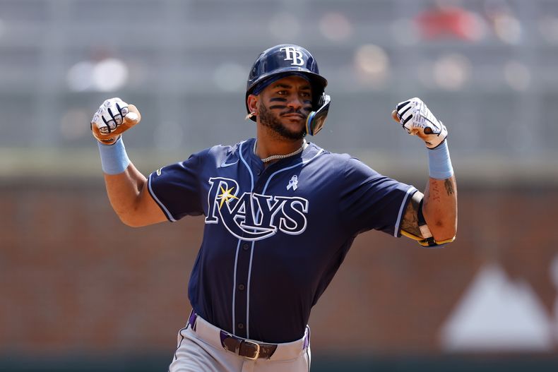 José Siri de los Rays de Tampa Bay luego de conectar un jonrón ante los Bravos de Atlanta, el domingo 16 de junio de 2024, en Atlanta. (AP Foto/Butch Dill)