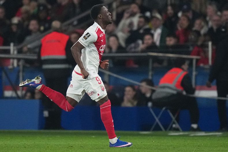 Folarin Balogun, del Mónaco, celebra tras anotar el tercer gol de su equipo durante el juego de fútbol de la Ligue 1 de Francia entre el Paris Saint-Germain y el Mónaco en París, el viernes 6 de marzo de 2026. (Foto AP/Thibault Camus)