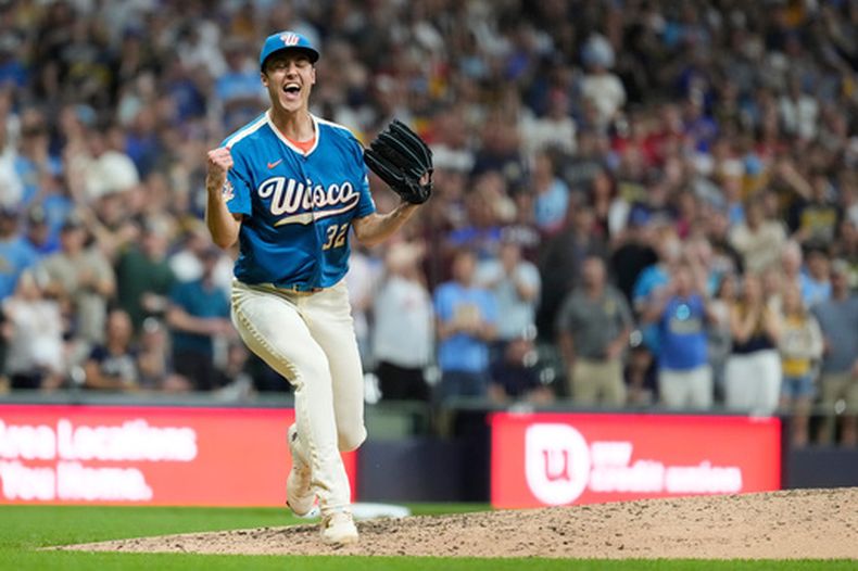 Jacob Misiorowski, de los Cerveceros de Milwaukee, reacciona después de registrar el último out en la novena entrada del juego de béisbol de Grandes Ligas contra los Filis de Filadelfia, el viernes 12 de junio de 2026, en Milwaukee. (AP Foto/Aaron Gash)