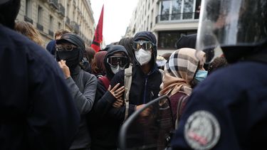 Estudiantes se enfrentan a agentes de la policía cerca de la Universidad de Ciencias Políticas durante una protesta contra la falta de financiamiento de las escuelas públicas, en París, el 7 de octubre de 2026. (AP Foto/Thibault Camus)