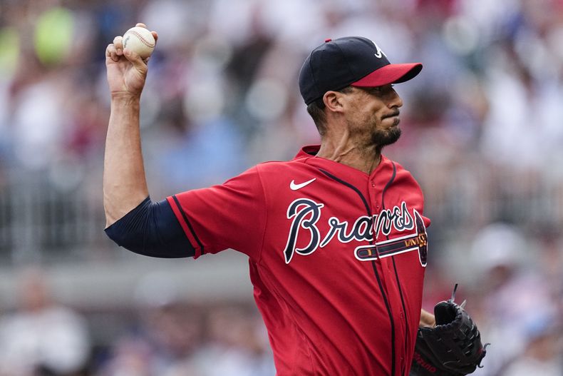 Charlie Morton, abridor de los Bravos de Atlanta, hace un lanzamiento en el juego ante los Medias Blancas de Chicago, el viernes 14 de julio de 2023 (AP Foto/John Bazemore)