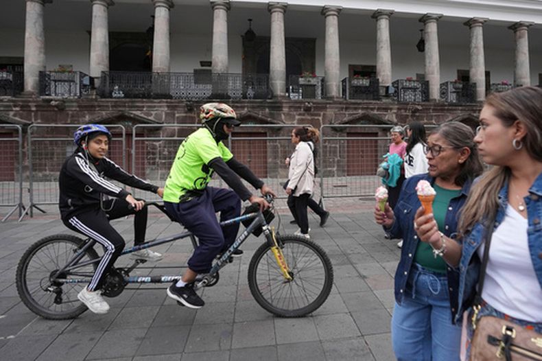 Un voluntario de la iniciativa Ciegocleta guía a un participante con discapacidad visual en una bicicleta tándem en Quito (Ecuador), el domingo 30 de agosto de 2026. (Foto AP/Dolores Ochoa)