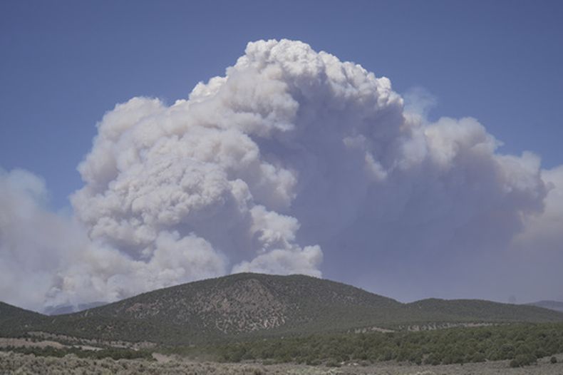 Una columna de humo se levanta desde el incendio Cottonwood, el viernes 26 de junio de 2026, cerca de Beaver, Utah. (AP Foto/Ty ONeil)