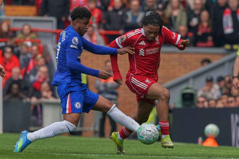 Andrey Santos del Chelsea taclea a Rio Ngumoha del Liverpool en el encuentro de la Liga Premier el sábado 9 de mayo del 2026. (AP Foto/Ian Hodgson)