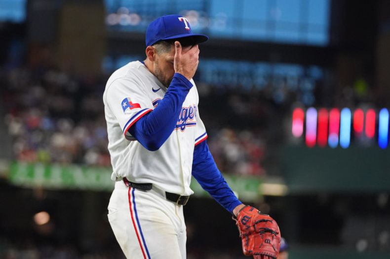El lanzador abridor de los Rangers de Texas, Nathan Eovaldi, se retira del campo después de la quinta entrada de un partido de béisbol contra los Tigres de Detroit, el jueves 2 de julio de 2026, en Arlington, Texas. (Foto AP/LM Otero)