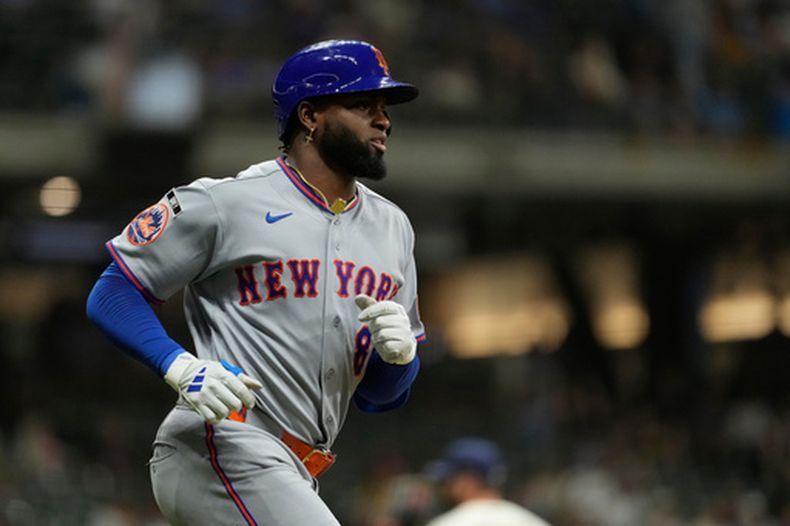 El cubano Luis Robert Jr., de los Mets de Nueva York, recorre las bases luego de conectar un jonrón solitario ante los Cerveceros de Milwaukee, el martes 21 de julio de 2026 (AP Foto/Aaron Gash)