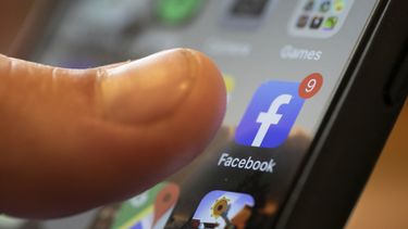 ARCHIVO - Un iPhone muestra la aplicación de Facebook, el 11 de agosto de 2019, en Nueva Orleans. (AP Foto/Jenny Kane, Archivo)