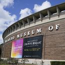 ARCHIVO - Una pancarta que anuncia una exposición del artista Jean-Michel Basquiat cuelga del exterior del Museo de Arte de Orlando el 2 de junio de 2022, en Orlando, Florida. (Foto AP/John Raoux, archivo)