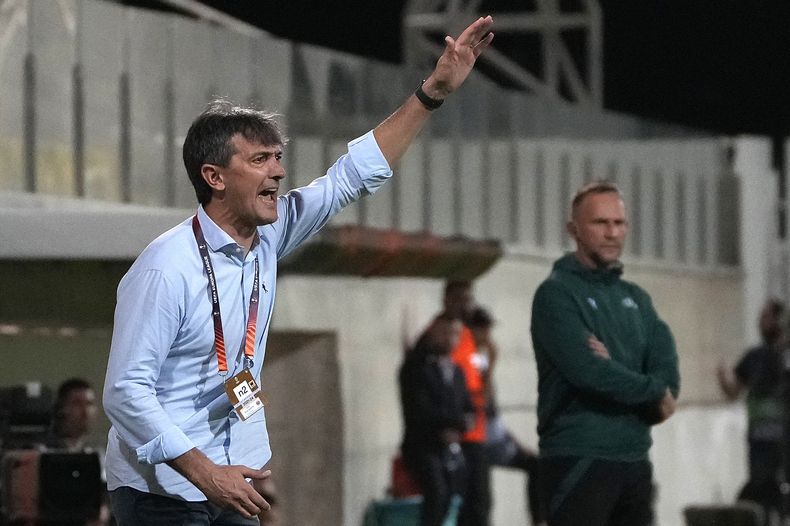 ARCHIVO - El entrenador Pacheta, de Villarreal, de instrucciones a sus jugadores durante el partido del Grupo F de la Liga de Europa entre Maccabi Haifa y Villarreal, en el estadio AEK arena, en Larnaca, Chipre, el 9 de noviembre de 2023. Villarreal cesó a su segundo entrenador esta temporada después de anunciar la salida de José Pacheta Rojo el viernes 9 de noviembre de 2023. (AP Foto/Petros Karadjias, Archivo)
