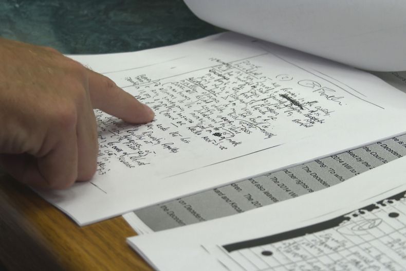 En una imagen tomada de un video, Pat Simasko, un abogado que se especializa en testamentos y sucesiones y enseña derecho especializado en la tercera edad en la Facultad de Derecho de la Universidad Estatal de Michigan, señala una copia de uno de los testamentos escritos a mano de Aretha Franklin, el 29 de junio de 2023 en Mount Clemens, Michigan. Cinco años después de su muerte, los últimos deseos de la superestrella de la música Aretha Franklin siguen sin resolverse. El próximo lunes comienza un juicio inusual para determinar cuál de sus dos testamentos escritos a mano, incluido uno encontrado entre los cojines de un sofá, guiará el manejo de su patrimonio. (Foto AP/Mike Householder)