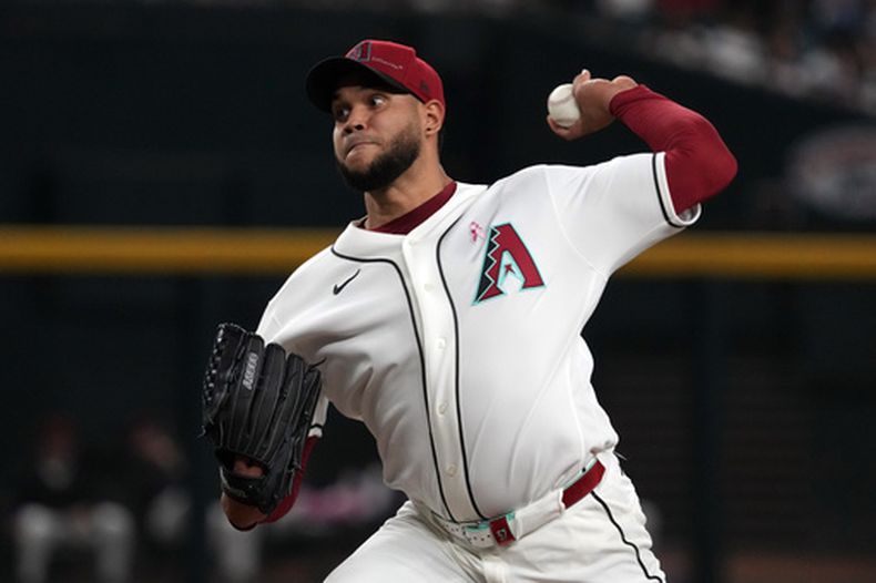 Eduardo Rodriguez, lanzador de los Diamondbacks de Arizona, trabaja frente a los Mets de Nueva York en la primera entrada del juego de béisbol de Grandes Ligas, el domingo 10 de mayo de 2026, en Phoenix. (AP Foto/Rick Scuteri)