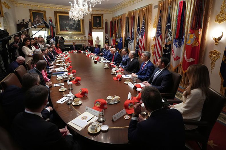 El presidente Donald Trump, al centro-derecha, asiste a una reunión con su gabinete en la Sala del Gabinete, en la Casa Blanca, el 27 de mayo de 2026, en Washington. (Foto AP/Jacquelyn Martin)