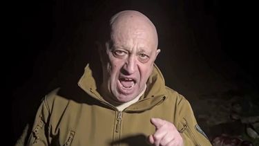 En esta imagen de archivo, tomada de un video distribuido por la oficina de prensa de Prigozhin el 5 de mayo de 2023, el jefe del Grupo Wagner, Yevgeny Prigozhin, lanza un mensaje delante de varios cadáveres desde un lugar no revelado. (Oficina de Prensa de Prigozhin vía AP, archivo)
