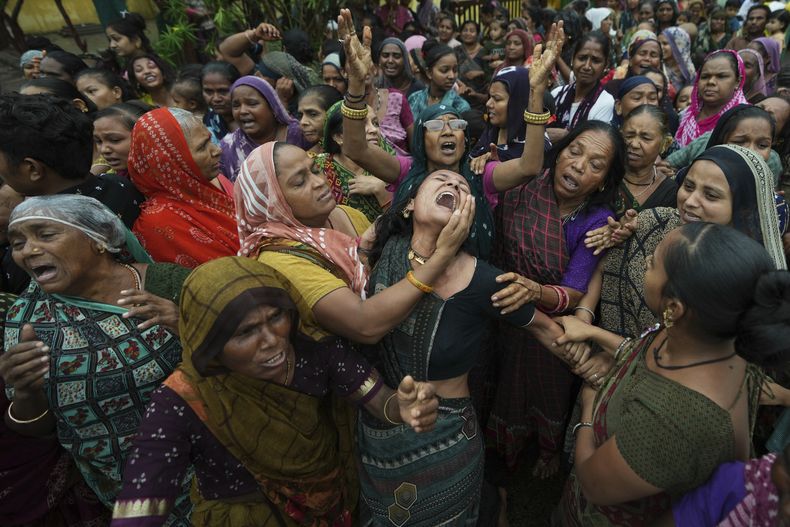 Familiares de Akash Patni, víctima del avión estrellado de Air India, lloran durante su cortejo fúnebre en Ahmedabad, India, el martes 17 de junio de 2025. (AP Foto/Ajit Solanki)