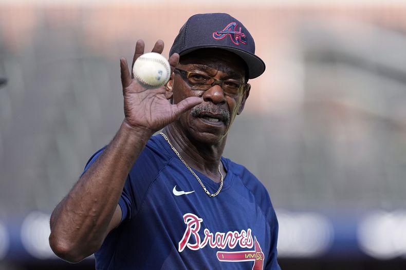 ARCHIVO - Ron Washington, coach de tercera de los Bravos de Atlanta, captura una pelota antes de un juego ante los Mets de Nueva York, el lunes 21 de agosto de 2023 (AP Foto/John Bazemore, archivo)