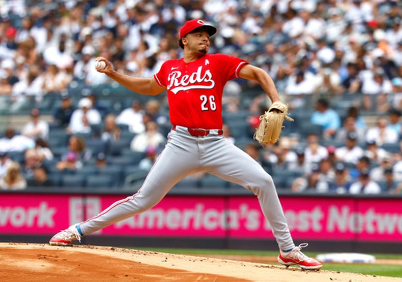 El lanzador de los Rojos de Cincinnati, Chase Burns, lanza contra los Yankees de Nueva York durante la primera entrada de un partido de béisbol, el domingo 21 de junio de 2026, en Nueva York. (Foto AP/Noah K. Murray)