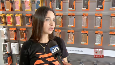 en solo 1 minuto cerca de  20 telefonos fueron robados en una tienda boost mobile de north miami beach