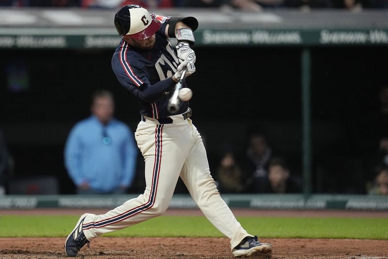 David Fry, de los Guardianes de Cleveland, batea cuadrangular de tres carreras en contra de los Nacionales de Washington durante la séptima entrada del juego de béisbol del viernes 31 de mayo de 2024, en Cleveland. (AP Foto/Sue Ogrocki)