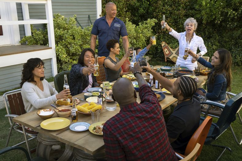 En esta imagen proporcionada por Universal Pictures, de izquierda a derecha, Michelle Rodriguez, Sung Kang, Nathalie Emmanuel, Vin Diesel, Leo Abelo Perry, Rita Moreno, Jordana Brewster, Ludacris y Tyrese Gibson en una escena de Fast X. (Peter Mountain/Universal Pictures vía AP) left, Michelle Rodriguez, Sung Kang, Nathalie Emmanuel, Vin Diesel, Leo Abelo Perry, Rita Morena, Jordana Brewster, Ludacris and Tyrese Gibson in a scene from Fast X. (Peter Mountain/Universal Pictures via AP)