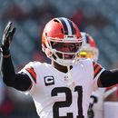 ARCHIVO - Denzel Ward, cornerback de los Browns de Cleveland, calienta antes de un partido ante los Bengals de Cincinnati, el 4 de enero de 2026 (AP Foto/Jeff Dean, archivo)